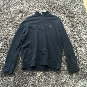 Ralph Lauren Half Zip - Mörkblå Ralph Lauren half zip tröjan är använd bara ett fåtal gånger och är i perfekt skick och har såklart inga defekter, skriv om ni vill ha mer information och såklart är priset inte hugget i sten