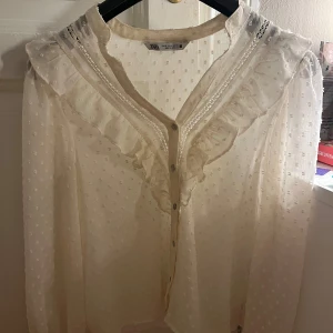 Zara blus  - Mycket fin blus från Zara, använd ett fåtal gånger🥰😍