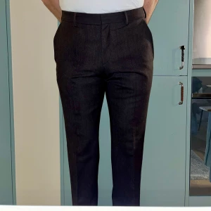 Kostymbyxor - Mörkbruna kostymbyxor från Hugo Boss i storlekar 46. Knappt använda - bra skick. Säljes pga för små i omkrets, jag är 180cm och väger 78kg