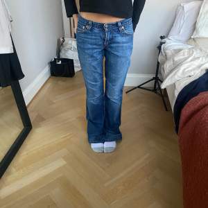 Jeans som är så snygg!!! Speciellt till hösten 🍁