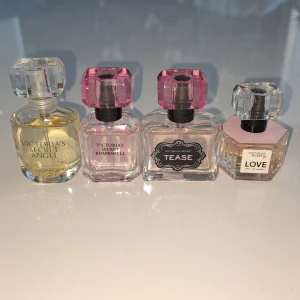 Victoria's secret  - Nu säljer jag 4 mini perfymer från victoria's secret! Jag köpte dessa i ett pack som man inte längre kan få tag på. Har tyvärr inget kvitto. Jag har inte använt dessa perfymer. Detta är intressekoll och ni får buda om dessa. Fråga om ni har frågor! 