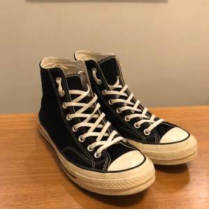 Säljer ett par  svarta Converse All Star highs. Väldigt använda. Skrap skada vid sidan men annars i bra skick!