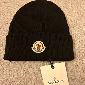 Moncler Mössa - Säljer en helt ny oanvänd Moncler mössa  Nypris mellan 2000-3000 kr  Mitt pris: 799