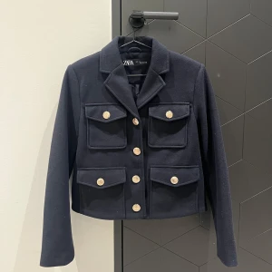 Marinblå kappa - kappan är i mycket bra skick, den ör inte använd. Priset kan såklart diskuteras💓💓