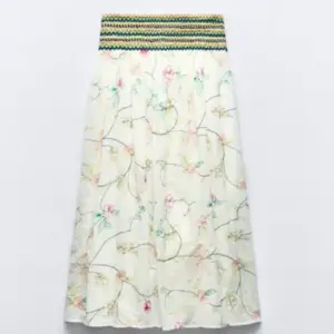 Maxi skirt från zara med så fina blomdetaljer som endast har använt 1 gång denna sommaren. Köpt för 400 kr!  Skriv för mer bilder!