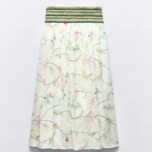 Zara lång kjol - Maxi skirt från zara med så fina blomdetaljer som endast har använt 1 gång denna sommaren. Köpt för 400 kr!  Skriv för mer bilder!