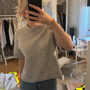 Stickad t-shirt - Stickad t-shirt från ginas premium collektion, säljer då den inte kommer till användning! Fint skick inga defekter