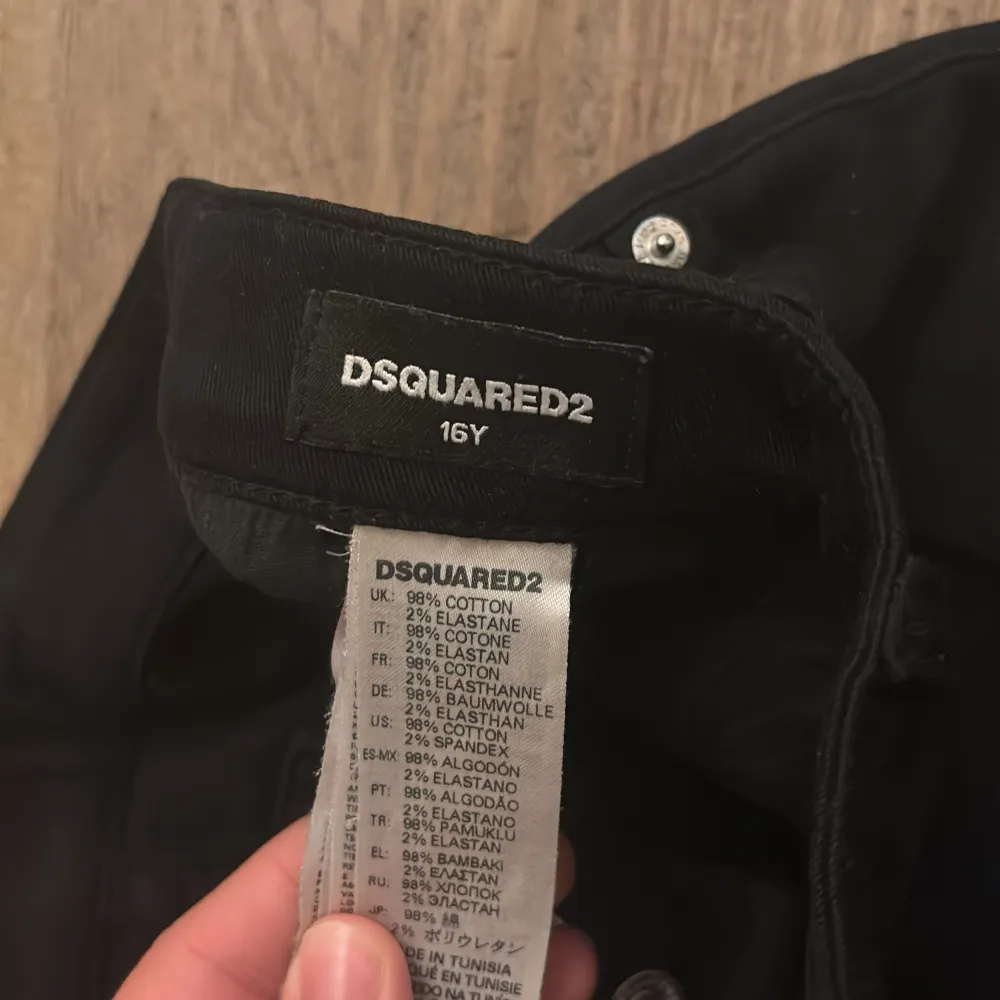 Säljer ett par dsquared2 jeans i färgen svart, i storlek 176/S. Nypriset ligger utan 3000kr. Vid frågor och funderingar kontakta gärna säljaren. . Jeans & Byxor.