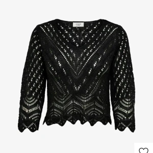 JDY stickad tröja - Jättesnyggt med ett linne under, köptes för 320kr, min är lite nopprig men syns knappt💘💘 strl M men passar även som ett S