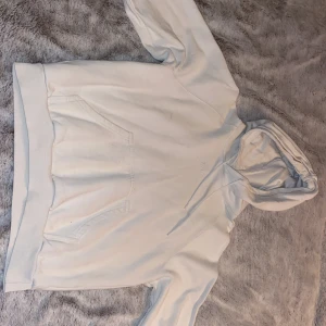 Vit hoodie  - Hoodie i bra skick