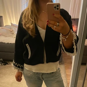 Joellejacka - Cool trekvartsärmad joelle jacka, svart och me snygga detaljer