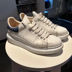 Säljer mina Alexander Mqueens sneakers som tyvärr inte kommer till användning eftersom de är för små. De är använda men i väldigt fint skick. De ör Köpte på NK och kvitto, extra snören och box ingår.