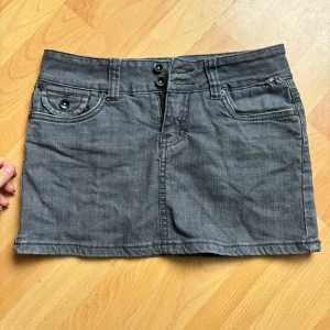 Lågmidjad jeanskjol - Lowwaist grå/svart jeanskjol 🌟så fin passar ej mig