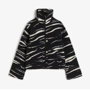 Jätte fin zebra jacka💕💕 - En perfekt jacka nu till hösten💗💗 Jackan är sparsamt använd så nästan i nyskick😊 Säljer då jag inte riktigt får användning av den 