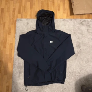 Helly Hansen Jacka - storlek M, helt ny och oanvänd.