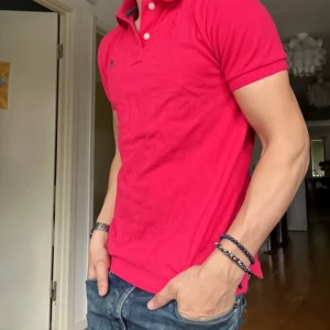 Morris piké i nyskick.  - Skön röd/rosa Morris piké i nyskick. Storlek S.