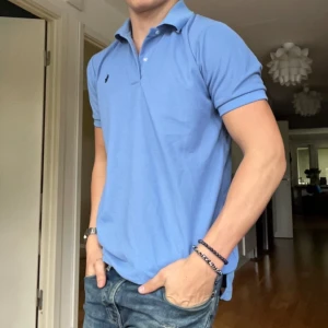 Ralph Lauren piké  - Oanvänd ljusblå Ralph Lauren piké. Storlek M.