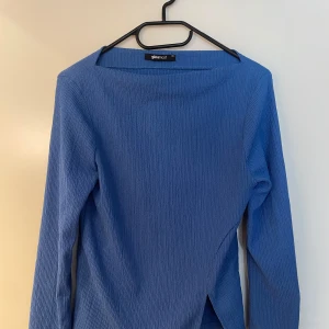 Blå tröja med liten slits i nedra hörnet - Jättefin blå tröja med en slits i nedra hörnet Storlek Xs men passar även S 