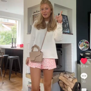 Tunn vit stickad tröja - Lånad bild! Säljer en fin vit stickad tröja med upprullade kanter