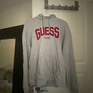 GUESS HOODIE  - Hoodie storlek S normal i storleken 