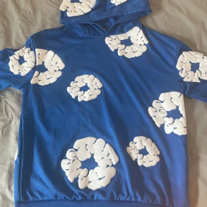 Denim Tears - Denim Tears sportswear hoodie. Passar till alla sport tillfällen. Den är använd en gång. Skick 10/10 skriv vid frågor
