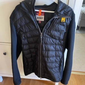 Parajumper Cardigan  - Utmärkt skick, varsamt använd Skriv om ni vill veta mer Pris kan diskuteras vid snabb affär  Självklart äkta