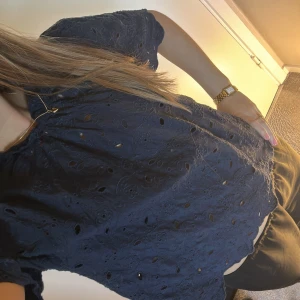 T-shirt  - Mörkblå T-shirt med hål från Lindex. Storlek M men passar också S