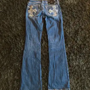 Lågmidjade bootcut miss me jeans❤️Köpta på plick för 1000kr, aldrig använda dem passade inte mig därför säljer jag❤️ Midjemått: ca 35 cm Innerbenslängd: 75/76 cm