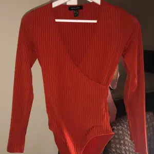 Bodysuit från New look i bränd orange, jätte bra matrial och använt några gånger men fortfarande som ny.