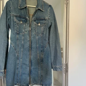 Zara jeansklänning - Jeansklänning från zara, använd fåtal gånger 
