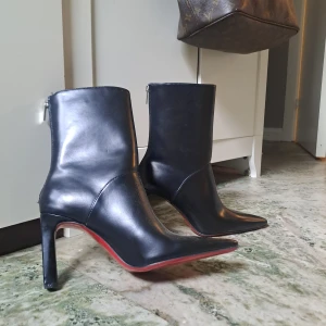 Klackskor röd sula - Klackskor använda max 2 gånger med röd undersula.