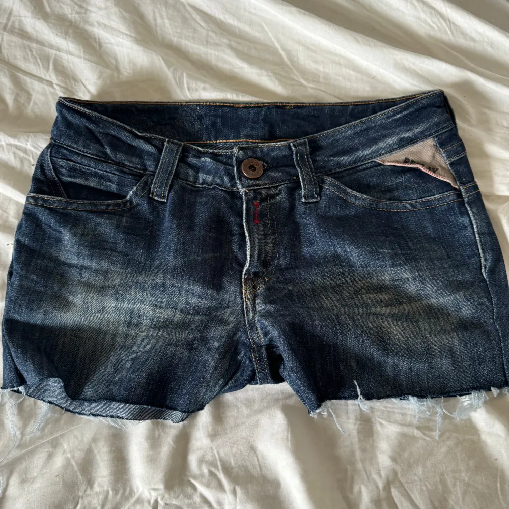 Säljer dessa avklippta jeans. Som nu är ett par shorts. Det är W26-27. Skulle säga en 34 i midjan. Dom är low waist.❤️. Shorts.