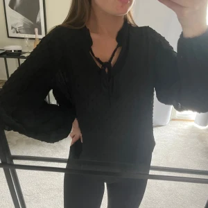 Svart blus - Svart blus i mycket bra skick 