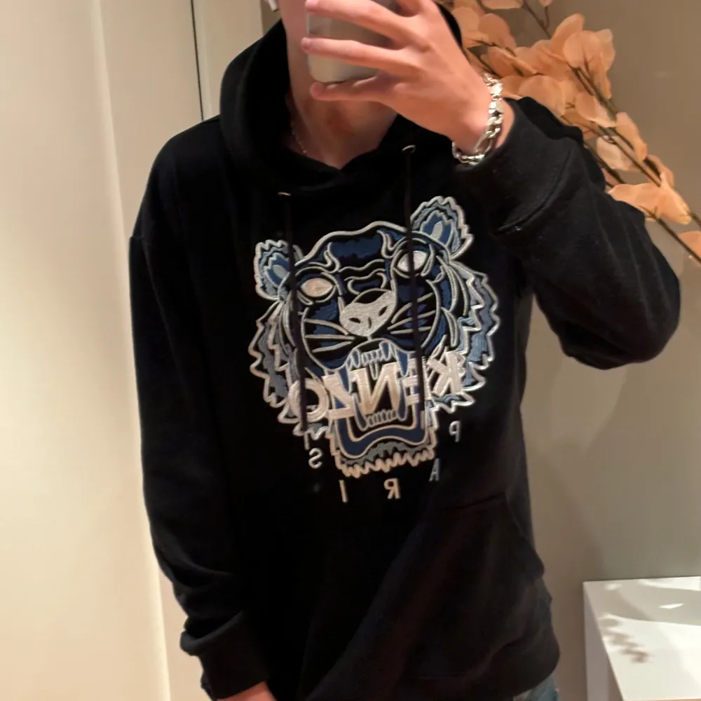 Säljer denna fina kenzo paris tröja då jag sparar för moppe inge fel me den har tag kvar passar väldigt fint med mörk blåa jeans. Hoodies.