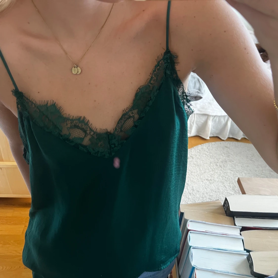 Mörkgrön linne med spetsdetaljer