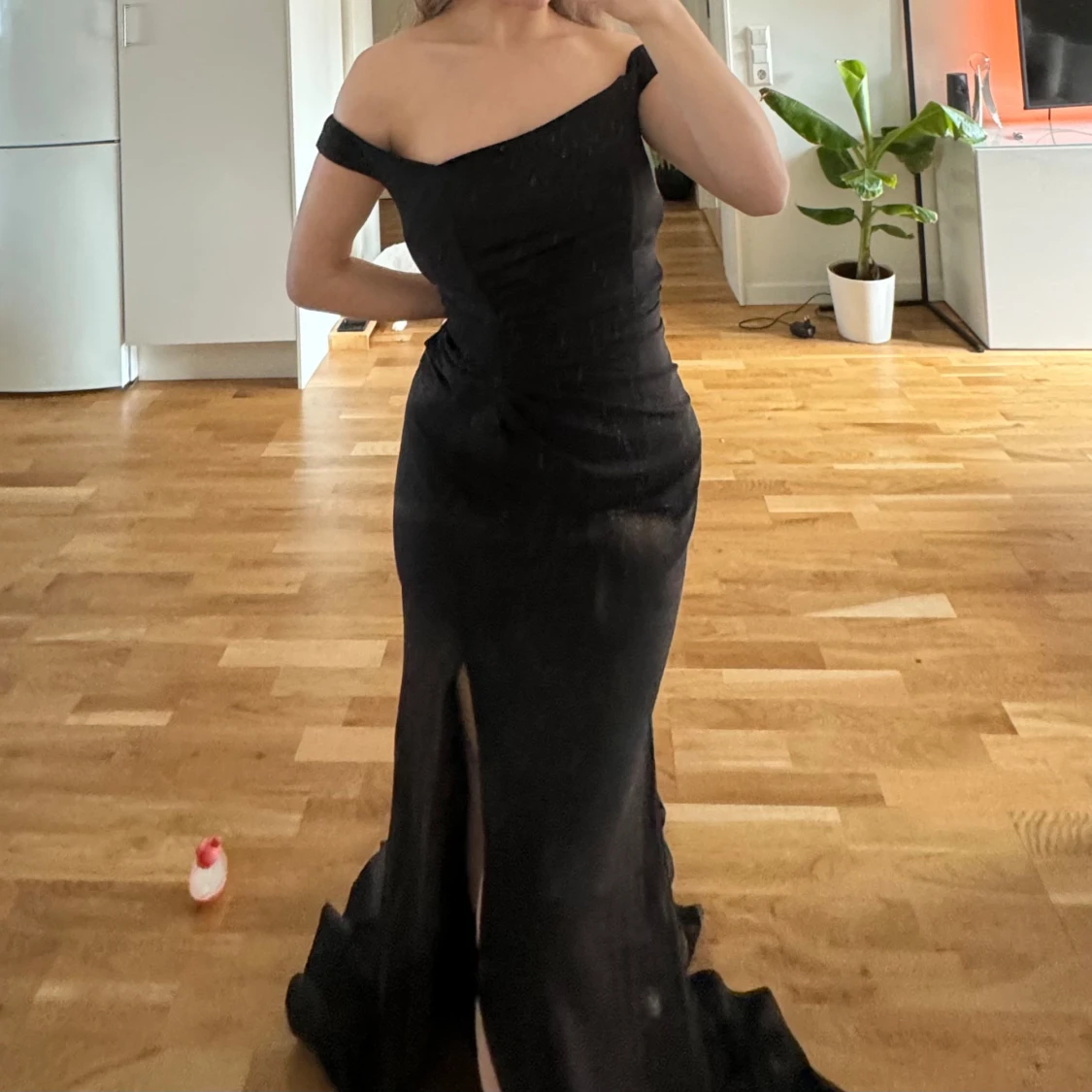Svart långklänning med slits - 90