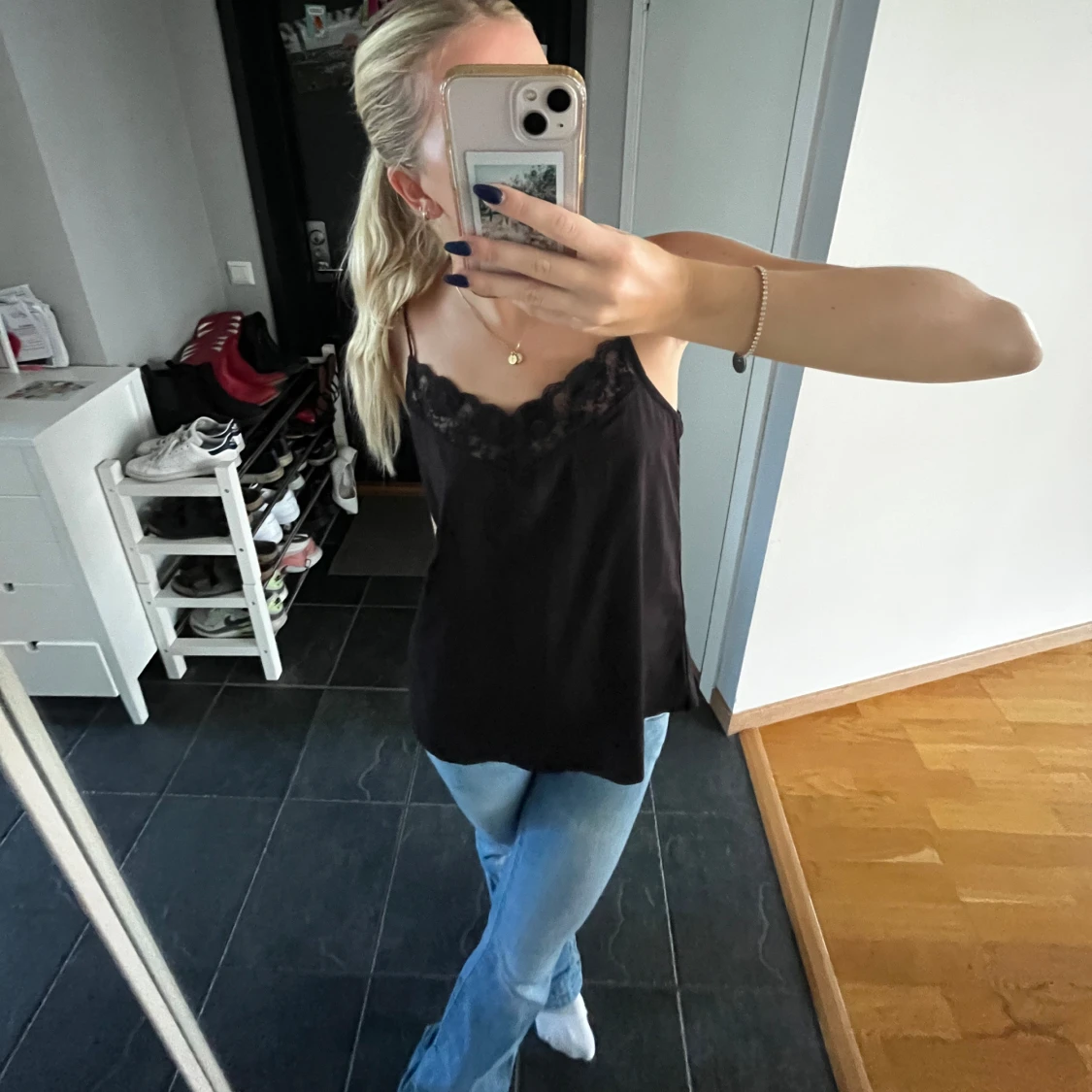 Svart linne med spetsdetaljer