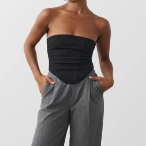 Svart festtopp/bandeu-topp/korsett-topp från Gina Tricot - Aldrig använd, prislapp kvar i storlek M ☺️  Så fin till fest 💃🏼  Nypris 299kr 🙌🏼