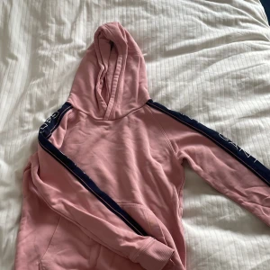 Säljer en rosa gant hoodie🌟 - Den är använd många gånger men den är i välldigt bra skick! ✨Storlek 134-140  