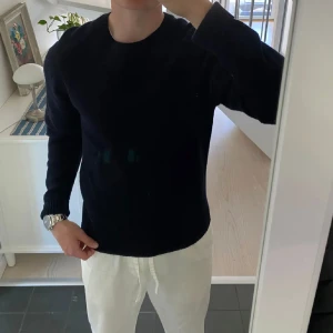 Marin blå stickad tröja - Säljer min snygga marin blåa stickade tröja. Säljer för jag inte använder den längre. Strl S. Pris kan diskuteras vid snabb affär🙌🙌