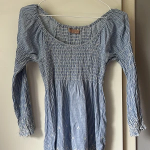 Blus från cluture, kort i ärmarna - Blues! Storlek:S Hyfsat skick, rätt ny💕