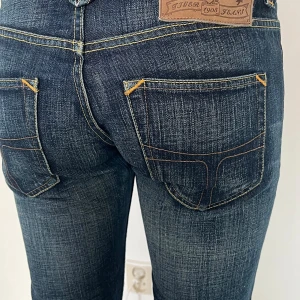 Lågmidjade bootcut Tiger of Sweden - Jätte fina skick. Midjemått 38 cm och innerbensläng 79