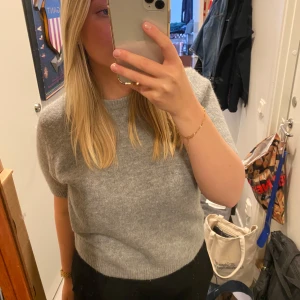 grå stickad t-shirt zara - stickad t-shirt ifrån zara, passar mig som oftast bär s-m 💕
