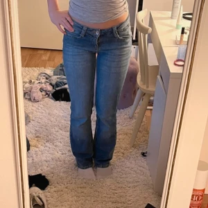 Lågmidjade jeans  - Världens snyggaste jeans, dem är lågmidjade och bootcut men ursnygga fickor, helt nya, aldrig använda, var inte rädda att kontakt vid frågor💗