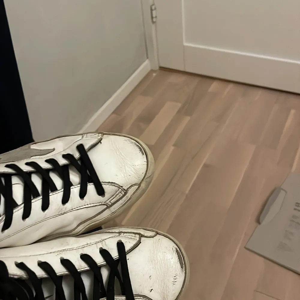Säljer ett par golden goose super star köpta i Milano passat bra för någon som vill ha ett par snygga skor men till ett lite bättre pris skick 7-8/10. Kengät.
