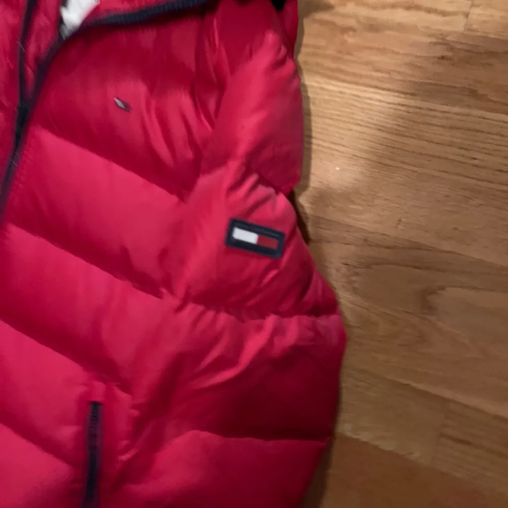 Knappt använd Tommy Hilfiger jacka, varm och bra på höst, vinter. Size M . Jackor.