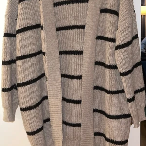 Cardigan  - Stickad Lång cardigan 