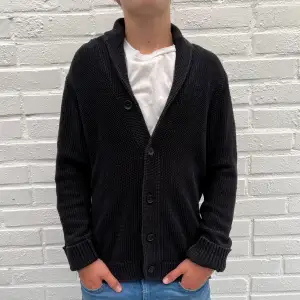 Skit snygg stickad cardigan || Färg: Svart || Stolek: M || Skick: Extremt bra || Varm och go inför hösten 🍁🍁 Skriv vid minsta lilla. Mvh,CH gubbarna 😊