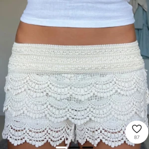 Spetts shorts  - Jätte fina spetts short ifrån chelsea i storlek xs, knappt använda, som nya!! Köpte för 500, säljer för 300. Pris kan diskuteras!!