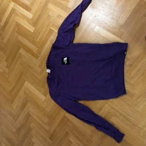The north face stl M - Tröja från north face i stl M i bra skick, mest legat i garderoben 